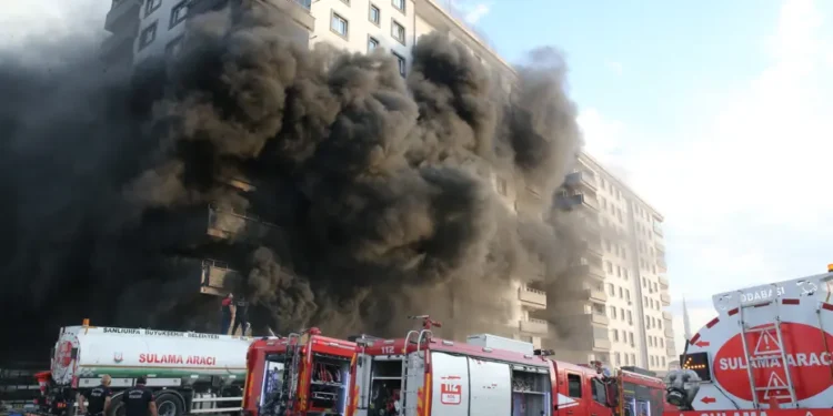 Şanlıurfa’da 10 katlı apartmanda yangın. Dumanlar bütün binayı sardı