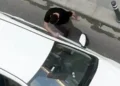 Kazaya neden olan sürücüye tepki; otomobile yumruk attılar
