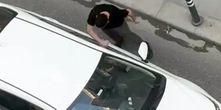 Kazaya neden olan sürücüye tepki; otomobile yumruk attılar