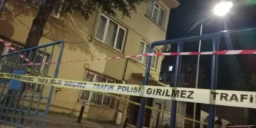 Temel kazısı yapılan sokakta, 3 katlı bina tahliye edildi