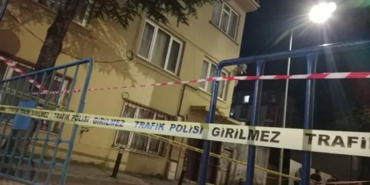 Temel kazısı yapılan sokakta, 3 katlı bina tahliye edildi