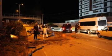 Yaralıyı kurtarmaya çalışanlara başka bir araç çarptı. 1’i ağır 6 kişi yaralandı