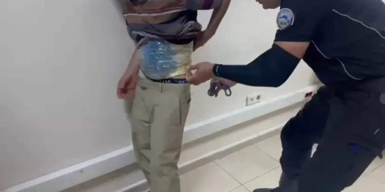 Uyuşturucuyu bantla beline ve bacaklarına saran zehir taciri hayrete düşürdü