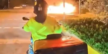 Maltepe Sahili’nde kazada otomobil alev topuna döndü