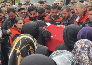 Eşi tabutuna sarıldı, babası namazını kıldırdı: AFAD personeline hüzünlü veda