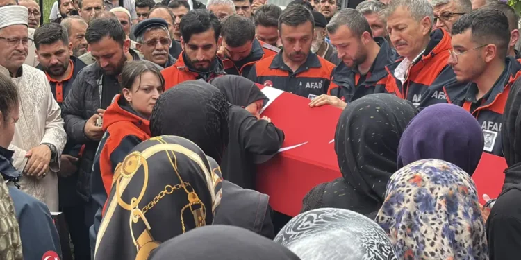Eşi tabutuna sarıldı, babası namazını kıldırdı: AFAD personeline hüzünlü veda