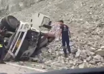 Freni patlayan TIR’dan atlayan sürücü öldü, 2 kişi yaralandı