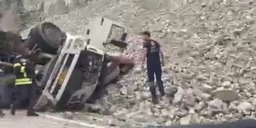 Freni patlayan TIR’dan atlayan sürücü öldü, 2 kişi yaralandı