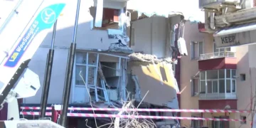 Güngören’de bina yıkım sırasında çöktü. Bitişiğindeki 2 binada hasar var