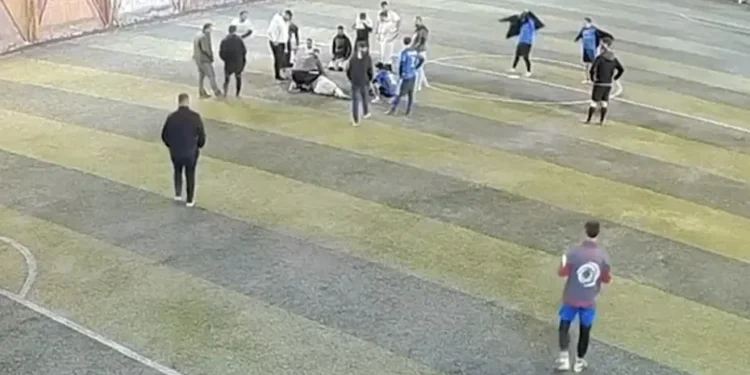 Halı sahada dili boğazına kaçan oyuncuya müdahale kamerada