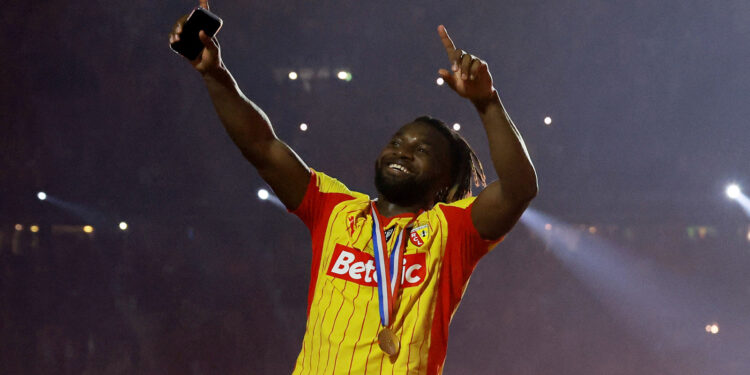 Saint-Maximin veda etti! Wilfried Zaha’nın yerine gidiyor