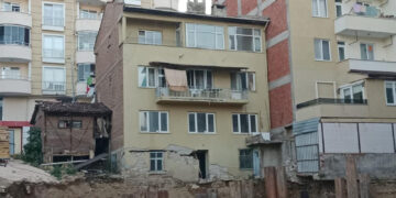 Bilecik’te inşaat sırasında binanın temeli kaydı: Apar topar tahliye edildiler