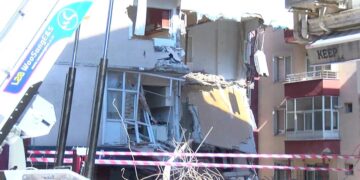 Yıkım sırasında 5 katlı apartman çöktü, yan binalar boşaltıldı