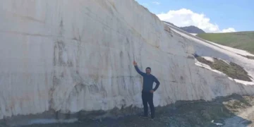 Hakkari’de haziran ayında beş metreyi bulan kar: Vatandaşlar akın ediyor