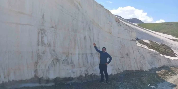 Hakkari’de haziran ayında beş metreyi bulan kar: Vatandaşlar akın ediyor