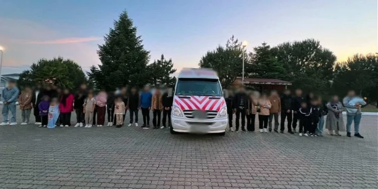 Çanakkale’de 33 kaçak göçmen ile 2 organizatör yakalandı