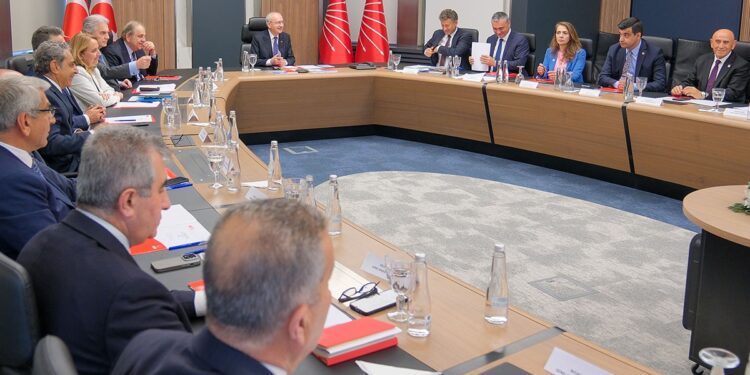 İmzalar yolda… Gözler yarına çevrildi