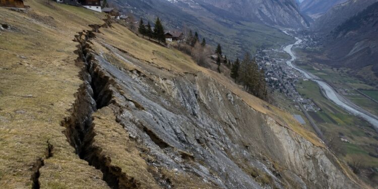 Dağdaki dev çatlak gün geçtikçe büyüyor: Köylüler için tahliye planı hazırlandı