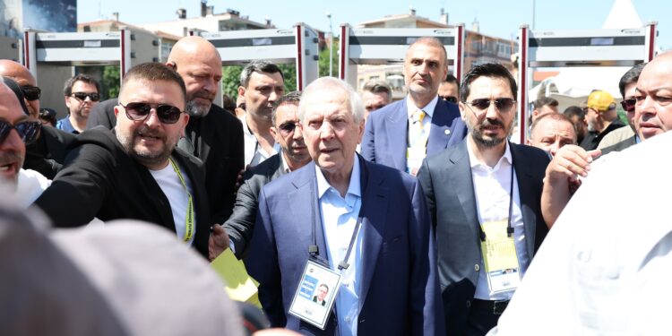 Fenerbahçe genç stoper için harekete geçti! Resmi teklifini sunacak