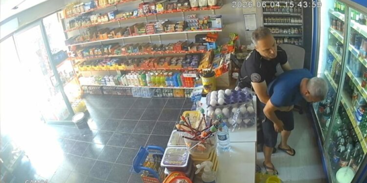 Nefes borusuna şeker kaçan bakkalı, polis kurtardı
