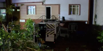 Çekmeköy’de servis minibüsü evin bahçesine uçtu: Bir kişi yaralandı