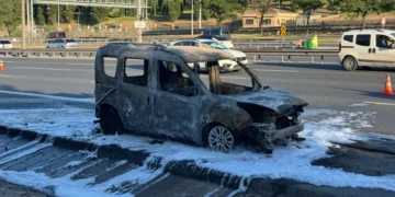 Esenyurt’ta hafif ticari araçta yangın: Ekiplerin müdahalesiyle söndürüldü
