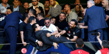 Fenerbahçe olağanüstü seçimli genel kurulunda arbede çıktı