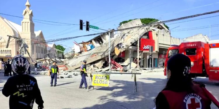 Filipinler’de 7.8 büyüklüğünde deprem: Tsunami uyarısı yapıldı
