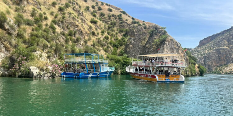 Halfeti’de su üstünde panik: 40 kişi apar topar tahliye edildi