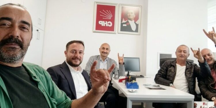 CHP Genel Merkezi’nde bozkurtlu fotoğraf; Kılıçdaroğlu’nun danışmanı böyle döndü