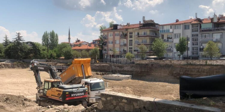 Isparta’da kanalizasyon hattı çalışmasında göçük