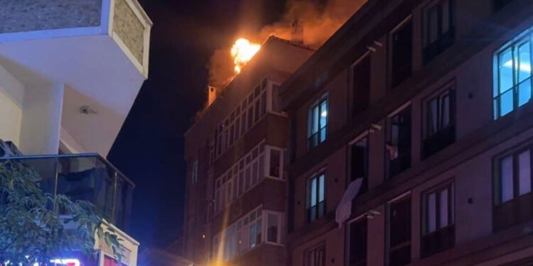 İstanbul Esenyurt’ta 4 katlı binanın çatısında yangın