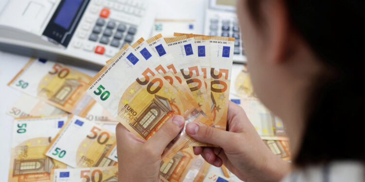 İtalya’nın en büyük bankası Intesa rakibi için 30 milyar euro teklif verdi