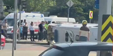 Kağıthane’de ambulans devrildi; 4 yaralı