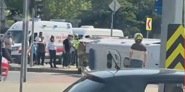 Kağıthane’de ambulans devrildi; 4 yaralı