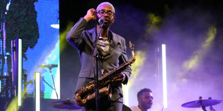 Kenny Garrett, Akra Caz Festivali’nde dinleyenleri cazın köklerine götürdü