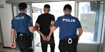 Kırmızı bültenle aranıyordu; polis havalimanında yakaladı