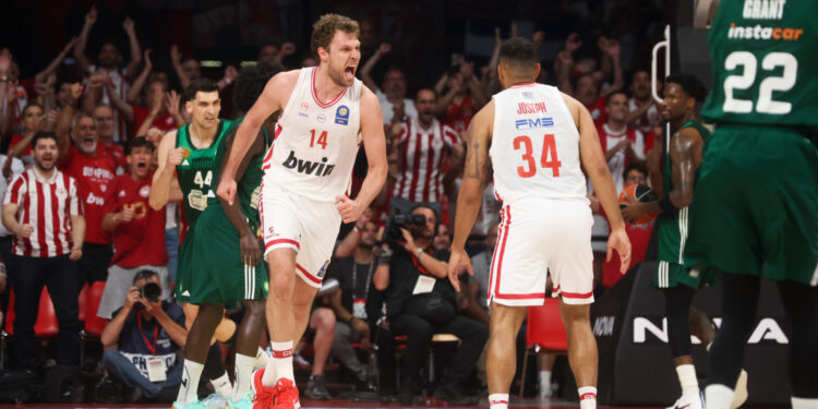Olympiakos ezeli rakibi Panathinaikos’u yenerek Yunanistan’da şampiyon oldu