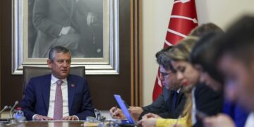 Yeni parti iddiası kulisleri hareketlendirdi: Alan adının tarihi dikkat çekti