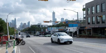 Tesla’nın Sürücüsüz Robotaksi Hizmeti Yaygınlaşıyor