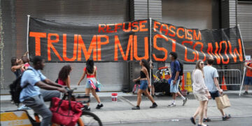 Trump’a 80’inci yaş günü şoku: Binlerce kişi protesto konserinde bir araya geldi