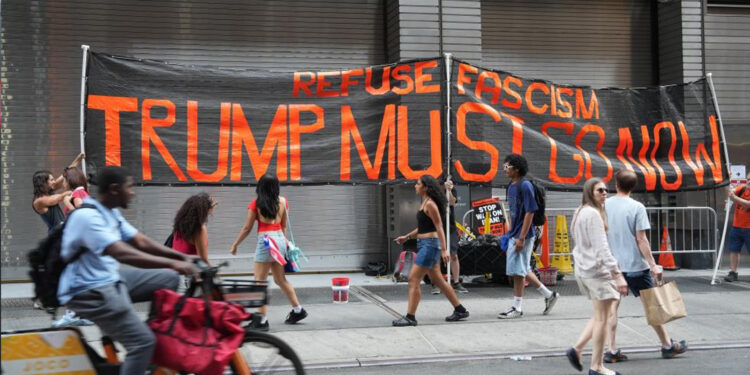 Trump’a 80’inci yaş günü şoku: Binlerce kişi protesto konserinde bir araya geldi