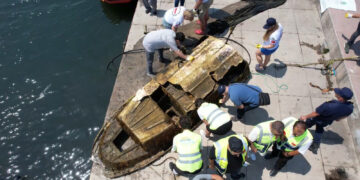 Tuzla’da batık tekneler temizleniyor