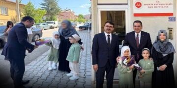 Tepki çeken görüntü! Kadının yüzü sansürlendi, çocuklara tavaf yaptırıldı