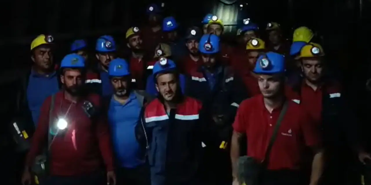 Haklarını alamayan madenciler kendilerini yer altına kapattı