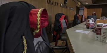 Savcıların şifreleriyle dosyaları kapatan zabıt katibinin cezası belli oldu